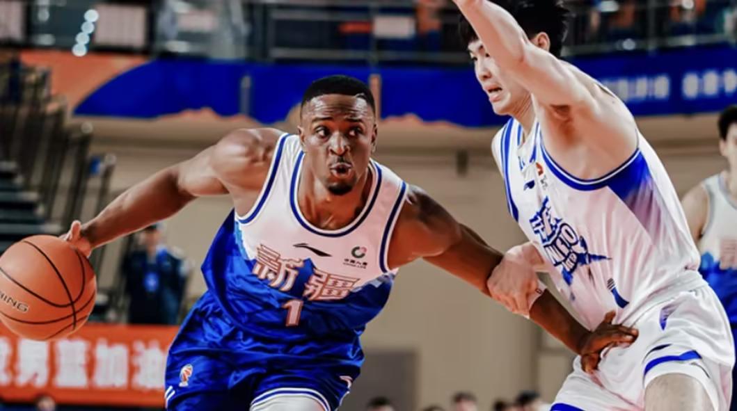 北京时间3月30日，CBA常规赛上演了一场扣人心弦的较量。新疆伊力特坐镇主场迎战