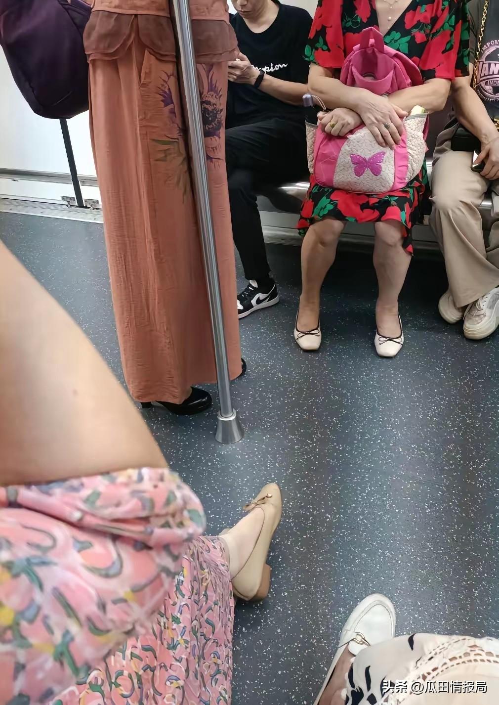 我坐地铁发现手机被人偷了，心里正着急不知所措，突然看见闺女给我买的手表，马上点开
