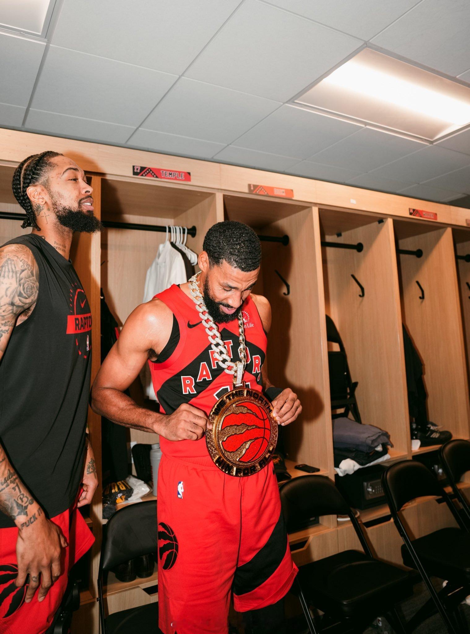 所以今天的大金链子给了坦普尔，教练说坦普尔作为老将，赛前看录像，帮助队友，帮助队