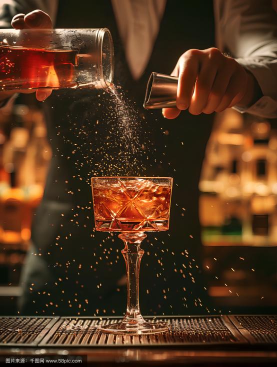 广东深圳，一15岁陪酒女在酒吧陪客人饮酒，因为酒保在酒水中加入了一种滴滴原液，陪