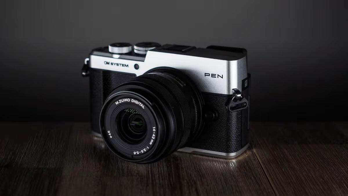 奥之心新PEN 首配IPX1防护与EVF。M4/3便携旁轴赛道里，PEN系列一直