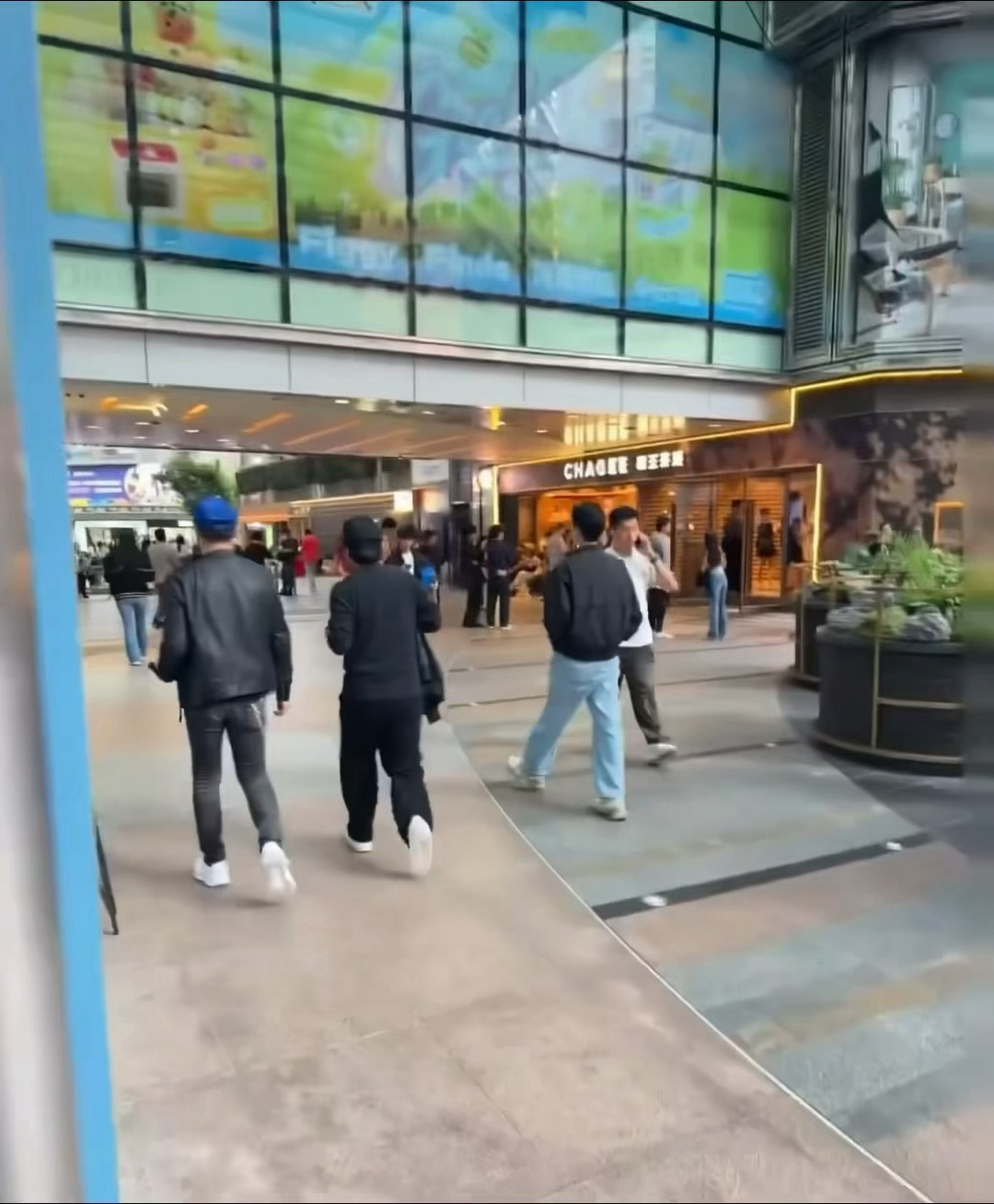 网友尖沙咀偶遇霍建华吃饭❗️ 