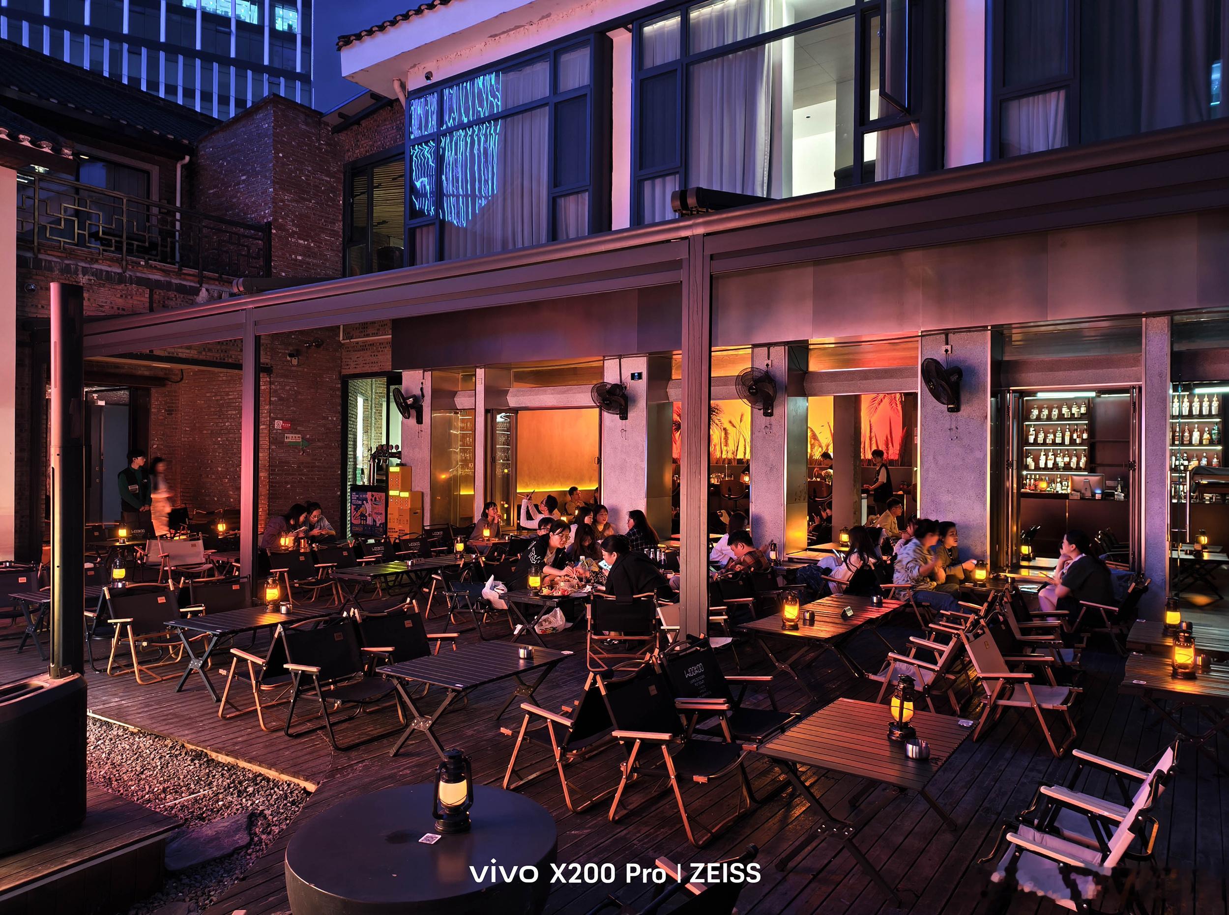 缤纷的夜色与匆忙走过的路人色彩与光影共同交织在一起📷vivo X200 Pro