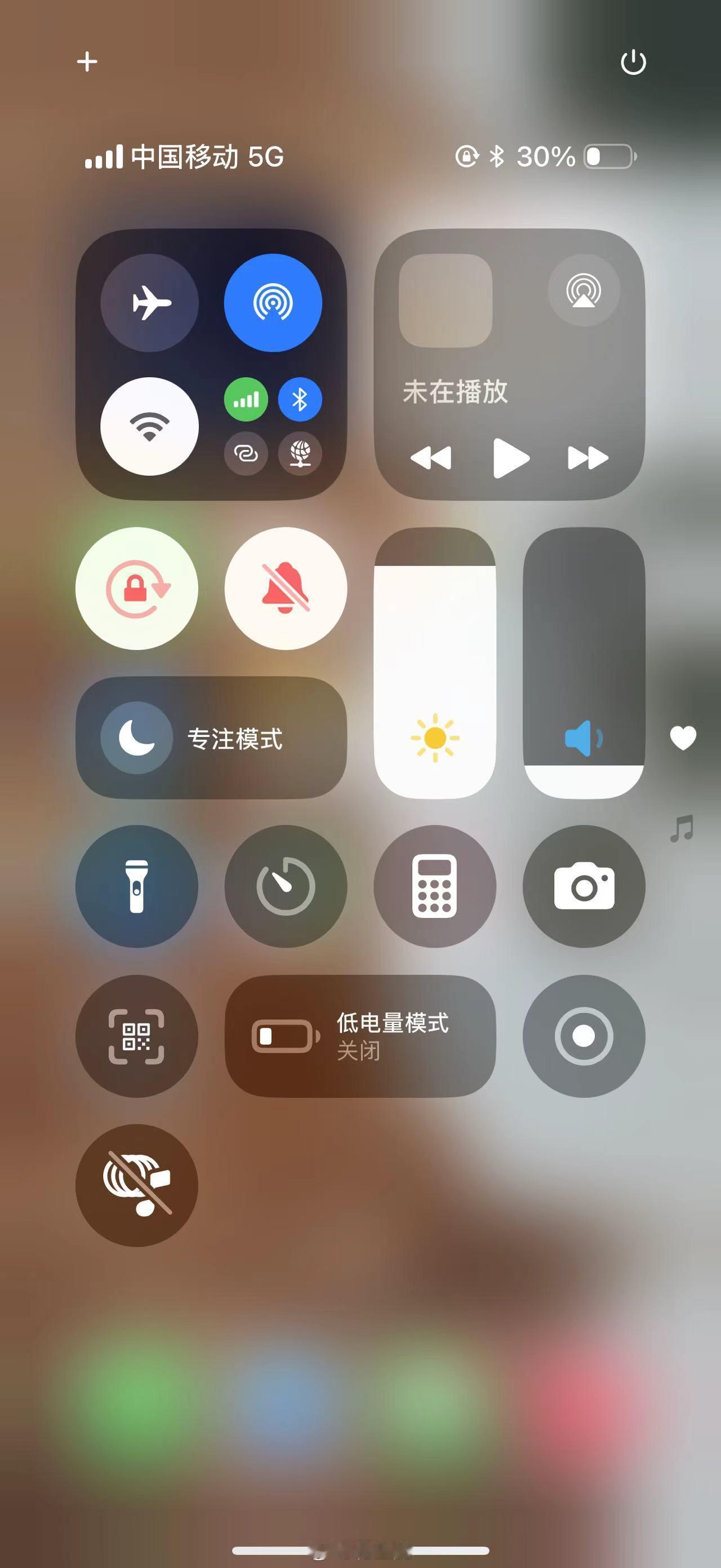 iOS-8更新有一段时间了，你们是喜欢新的控制中心，还是怀念以前那种方方正正的？