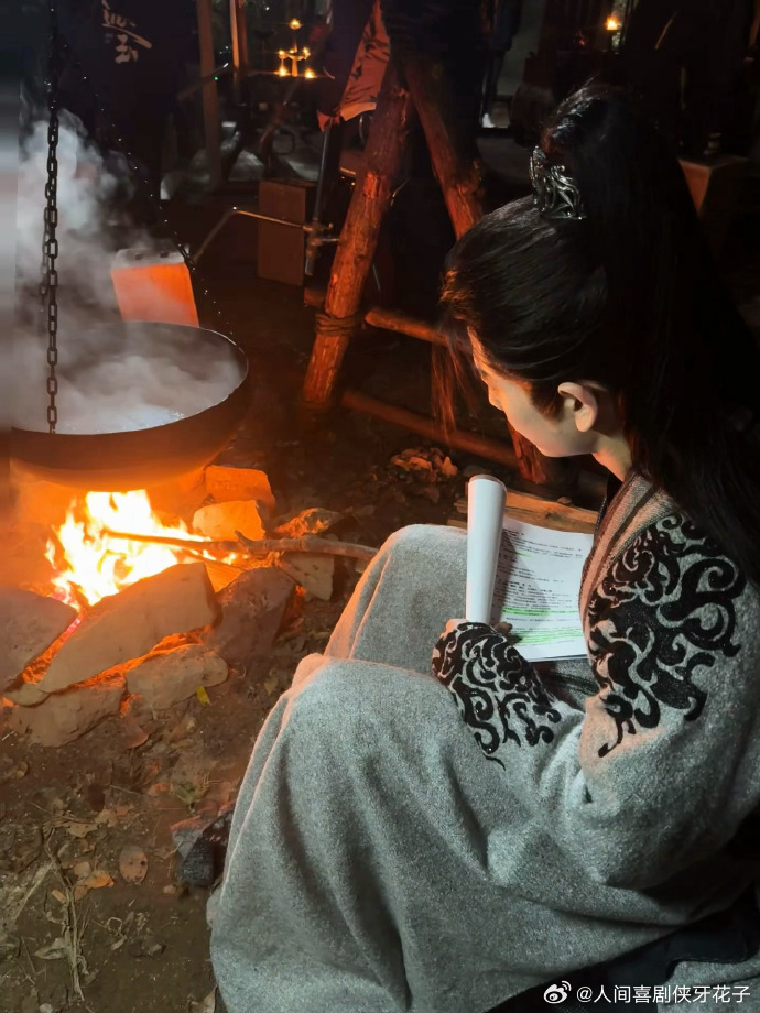 捕捉在不同场景读剧本的谢征张凌赫上班搭子武安侯已上线 不同场景里专注读剧本的谢征