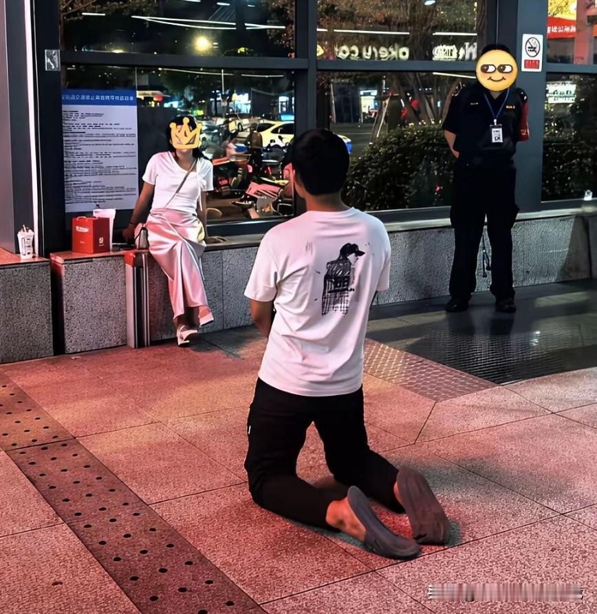你觉得男人当众下跪合适吗？这事你怎么看！
一男子在大庭广众之下给女朋友下跪，我不