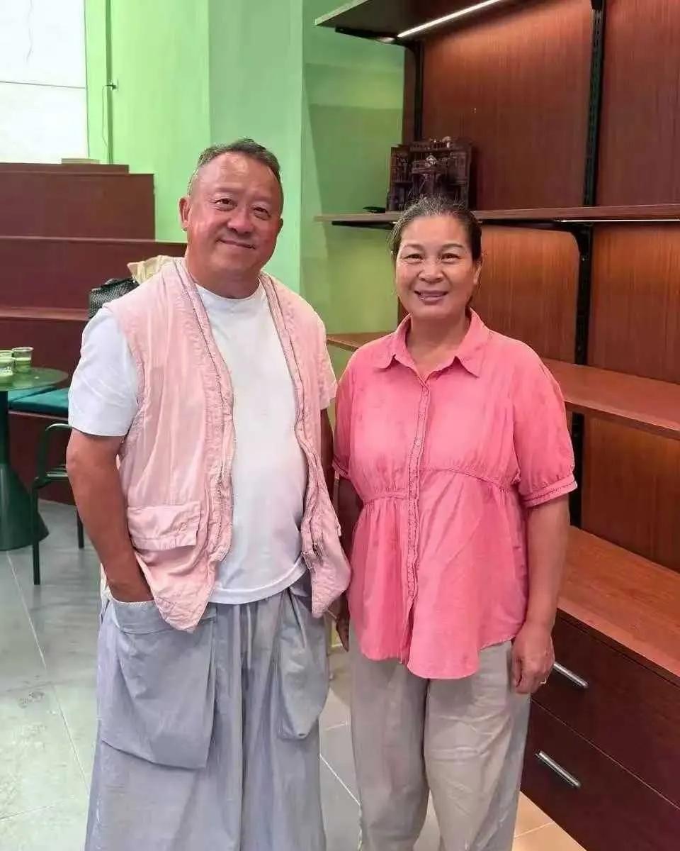 73岁的曾志伟闲暇时逛小店的穿搭，有点意思，他的颜值没那么帅气，不过到是精神，他