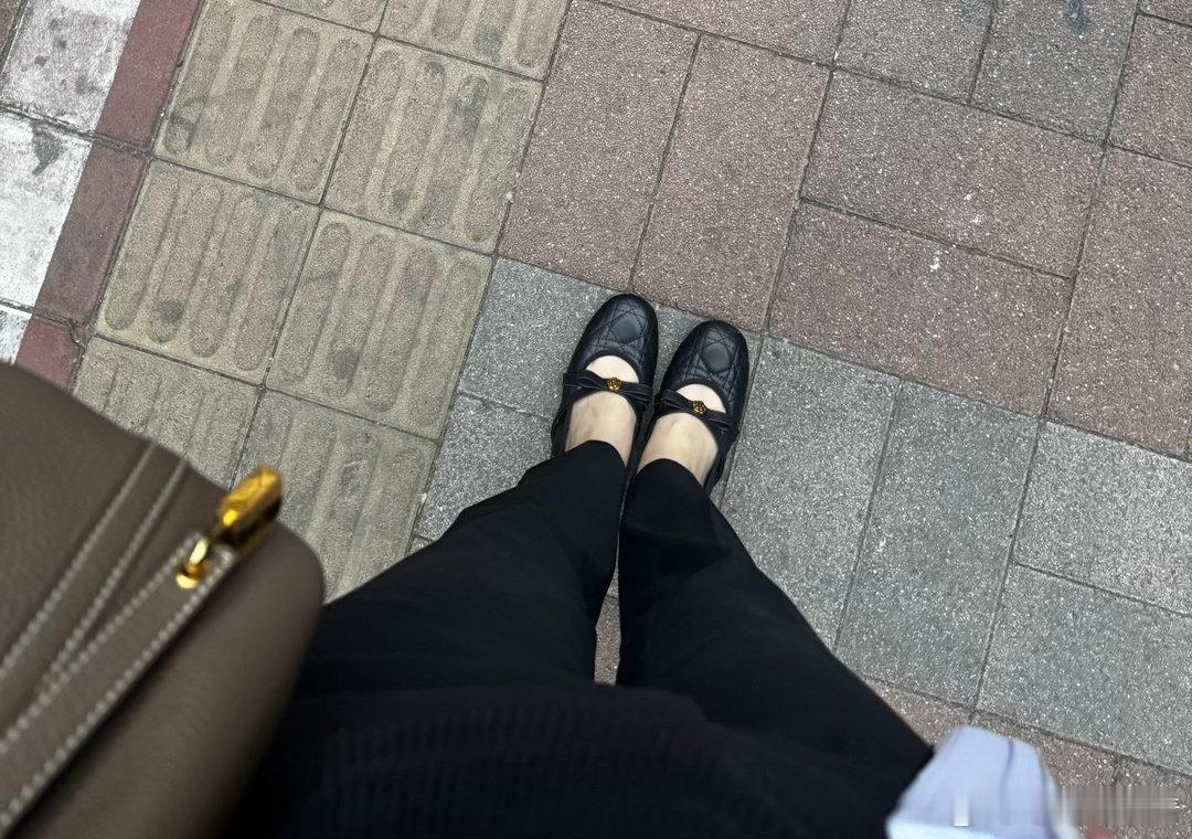 家长会清一色的黑白衫，最多有个穿浅蓝色的，难道这就是中年人的沉默吗？再看看我自己