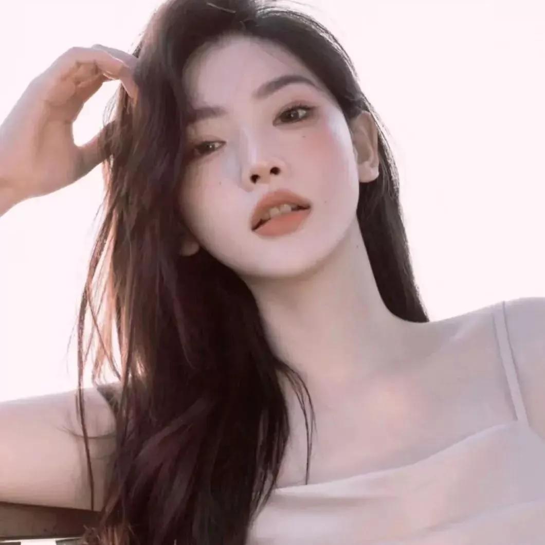 阳光下的温柔少女，自然妆容，轻松自在。