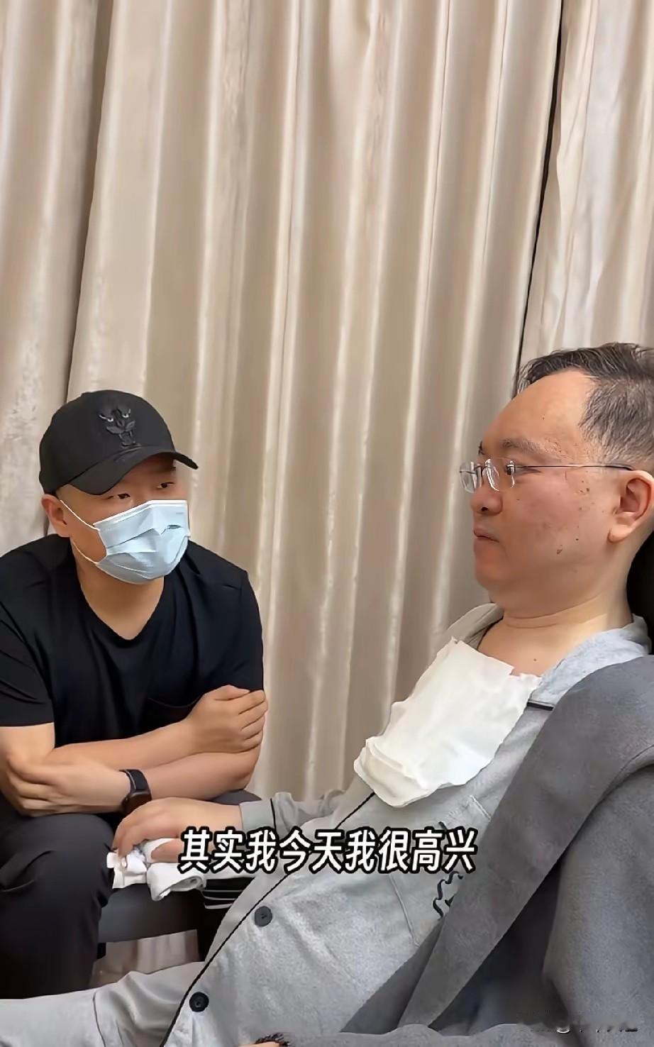 岳云鹏像个信徒一样听蔡磊诉说他的科研成果，一点架子也没有。