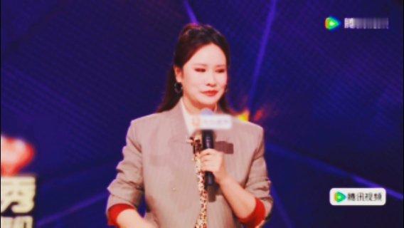 步惊云模仿周深少管我，脱口秀和Ta的朋友们哪里是单纯的吐槽段子。步惊云借着舞台，
