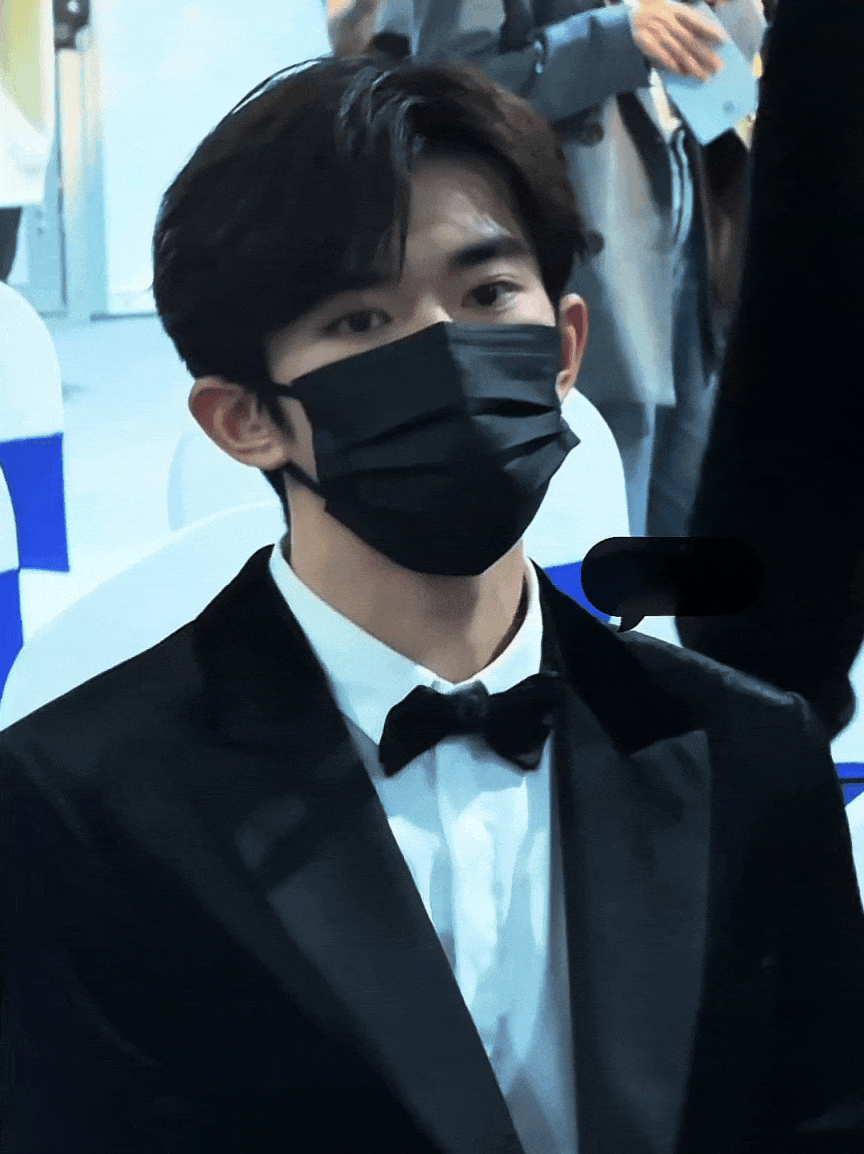 四字黑口罩帅的嘞今天祝好运