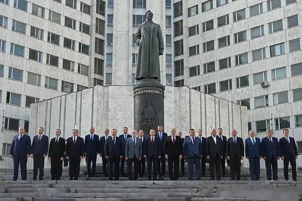 今天是捷尔任斯基诞辰日，俄罗斯对外情报局SVR决定在其莫斯科总部大楼广场前竖立一
