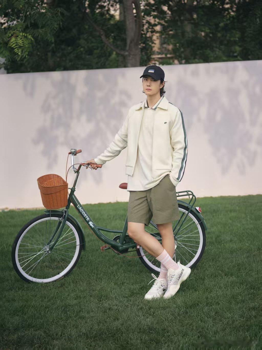 王一博骑行look王一博夏末假期！王一博夏末假期 ​​​