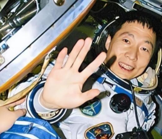 杨利伟为什么后来再也没有登天？其实，他能够活着回到地球就已经是万幸，在他攀登太空