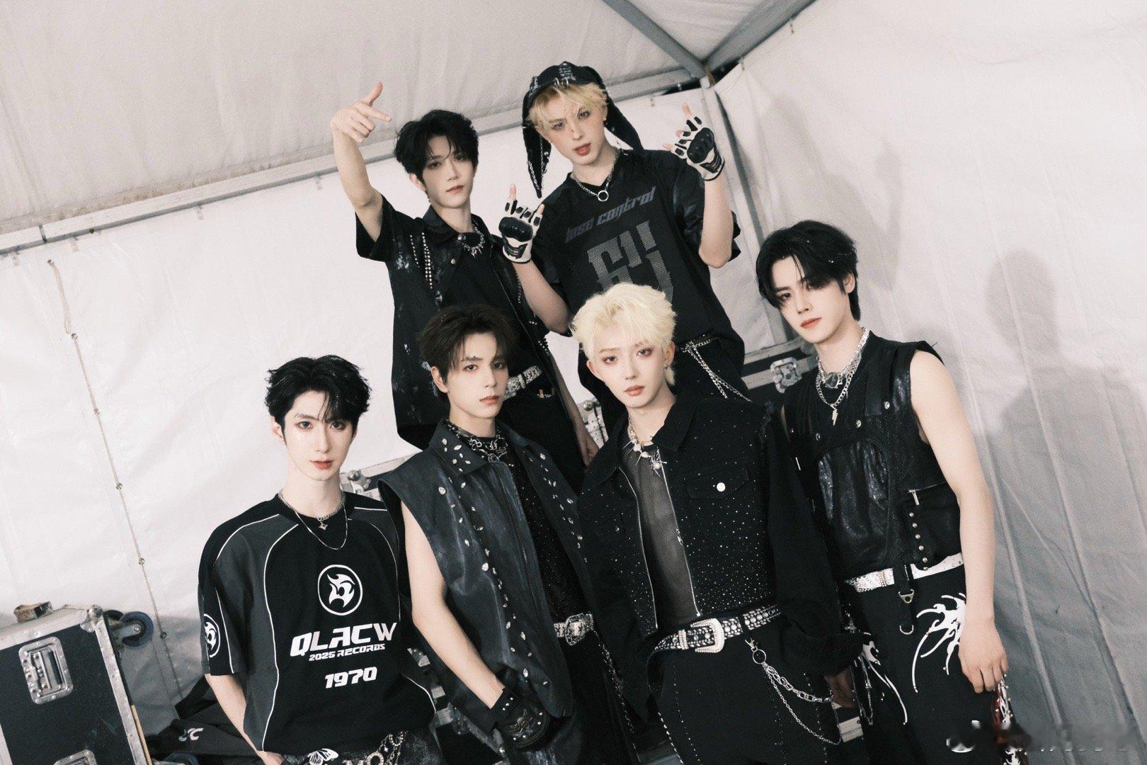 紧急通知，发现一个帅哥浓度严重超标的团播厂牌！叫宇宙男团！听说还是向新娱乐旗下的