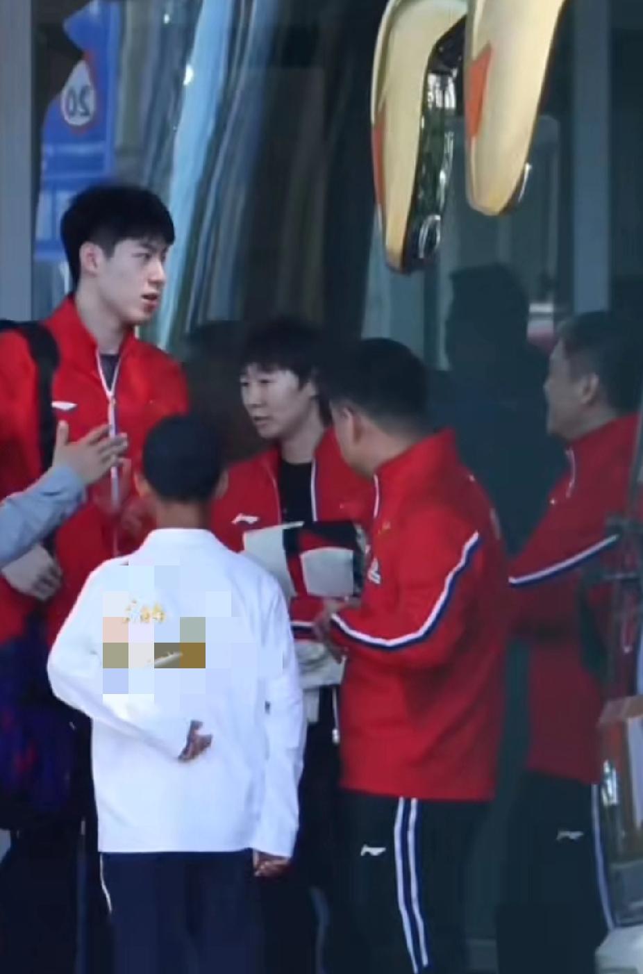 刷到国乒出发伦敦的路透，被这一幕暖到了
 
刷到国乒出发伦敦世乒赛的路透，一眼就