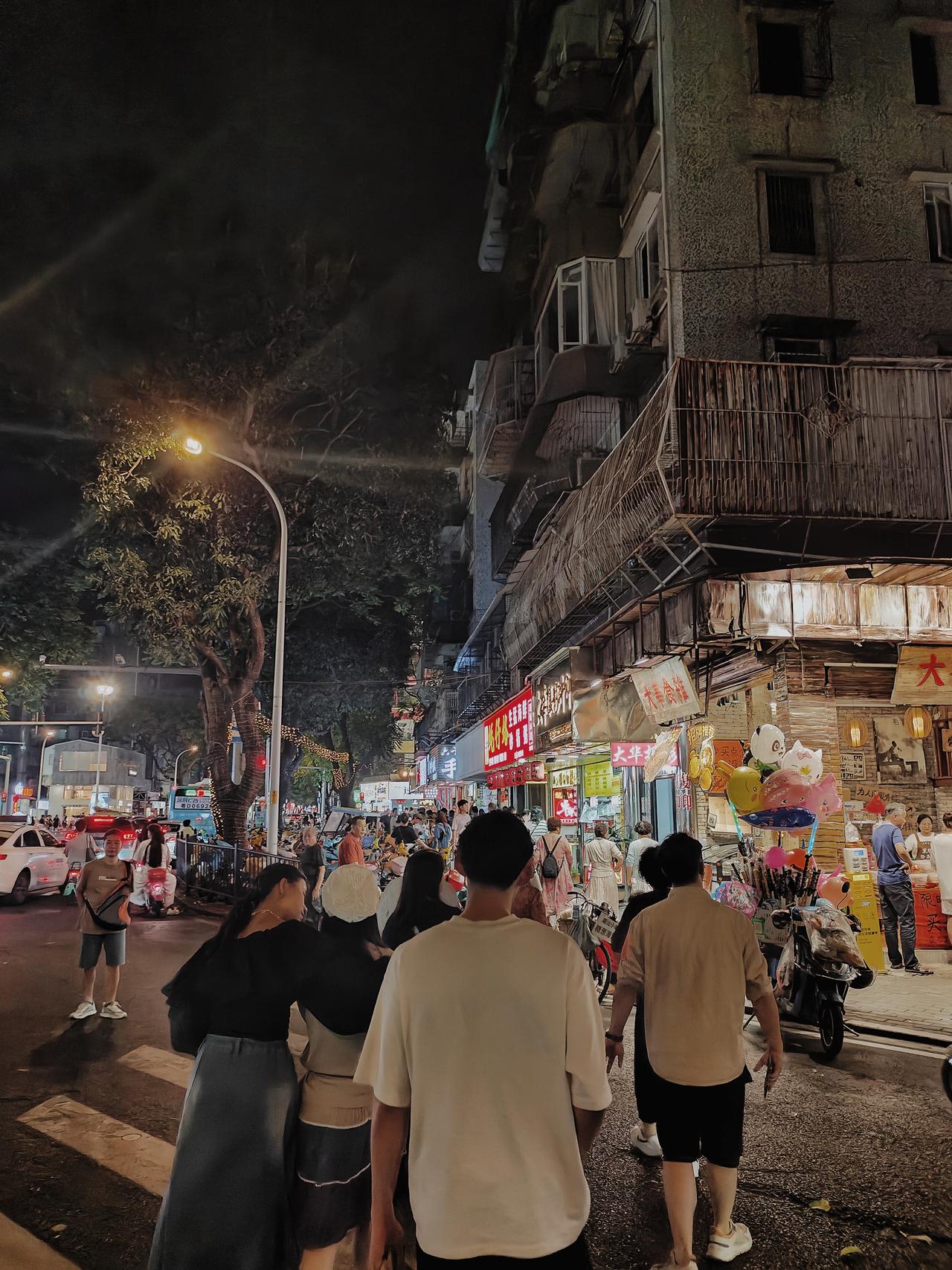 充满烟火气的汕头龙眼南路美食街，是体验地道潮汕美食的绝佳去处，从白天到深夜，沿街