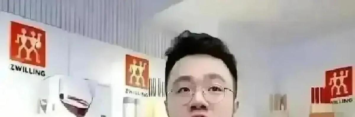 英达托人带话，宋丹丹用一块抹布回应。
直播间里，前妻突然现身，不看儿子，不提前夫