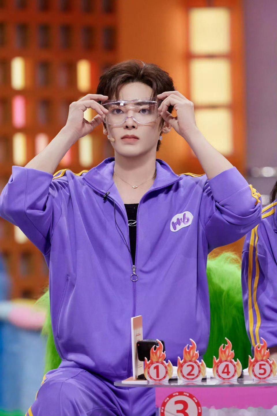 #你好星期六半脸卸妆##你好星期六[超话]#这个活动绝啊！侯明昊这颜值也是没谁了