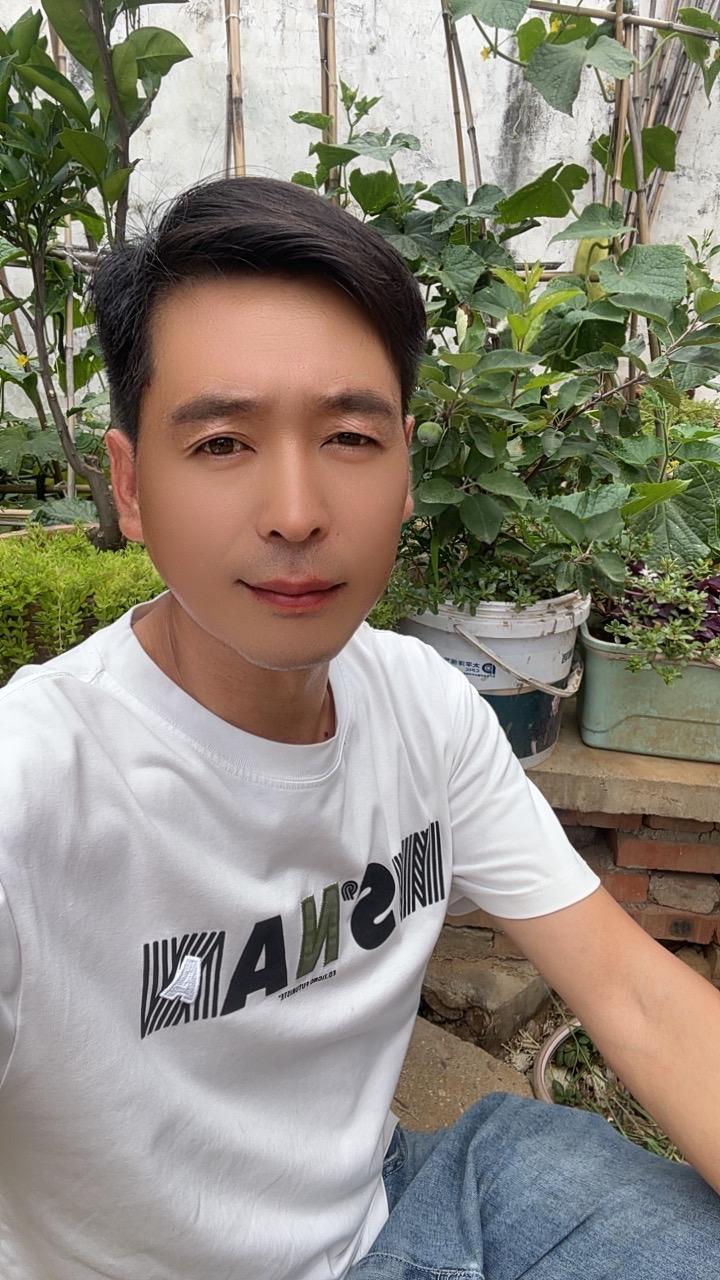 身边的朋友劝我，不要拍作品了，在发也没有人喜欢你，我不相信，我想在发一...