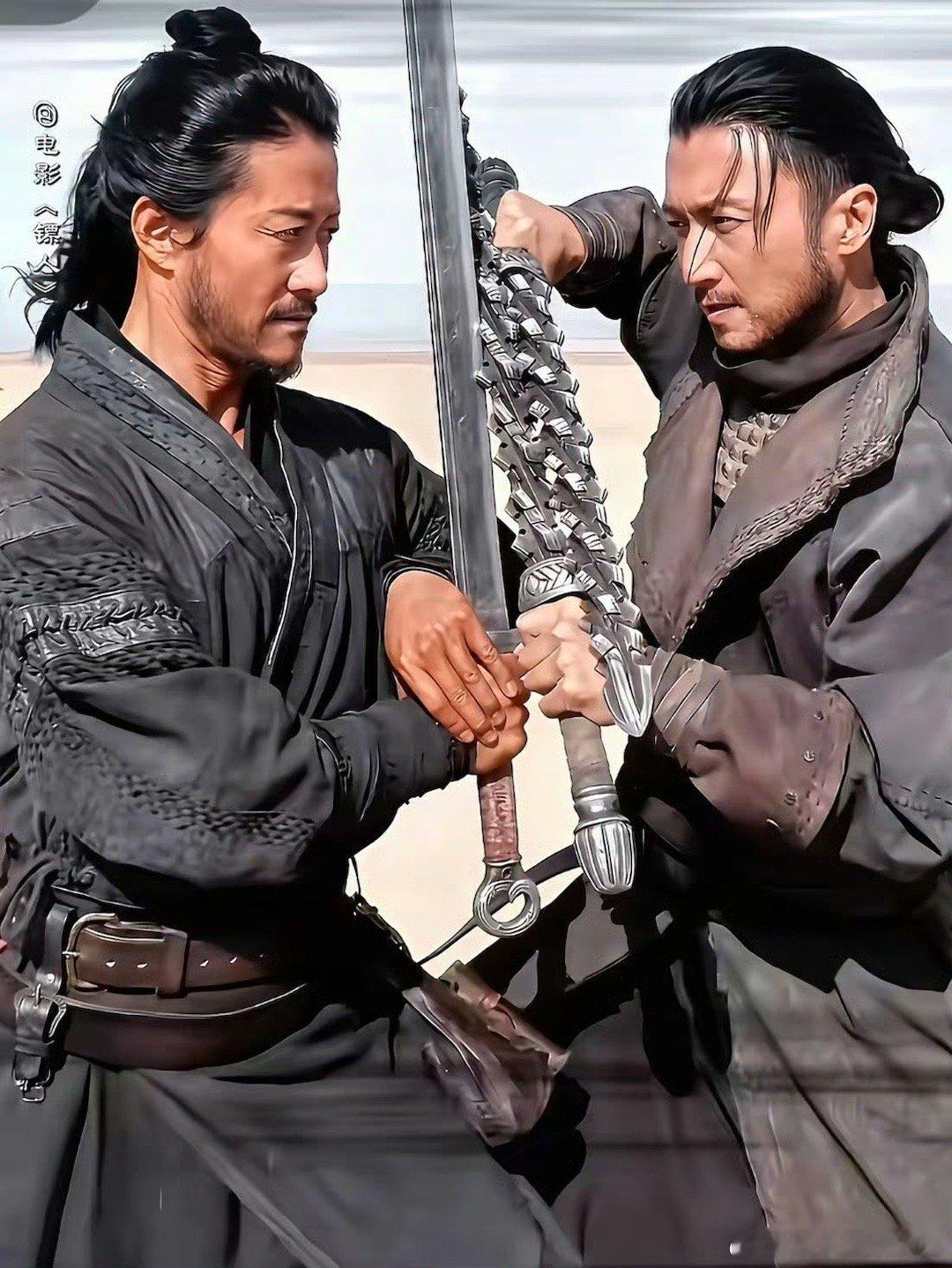 吴京戏里戏外都挺刀马 刀马的重诺守信是刻在骨子里的，吴京也一样。《流浪地球》找他