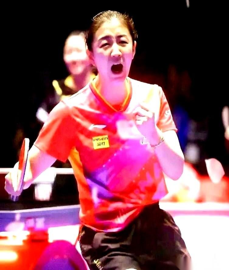 队友全输了。
就剩她一个。
对面站着的，是刚把我们两个天才少女横扫出局的伊藤美诚