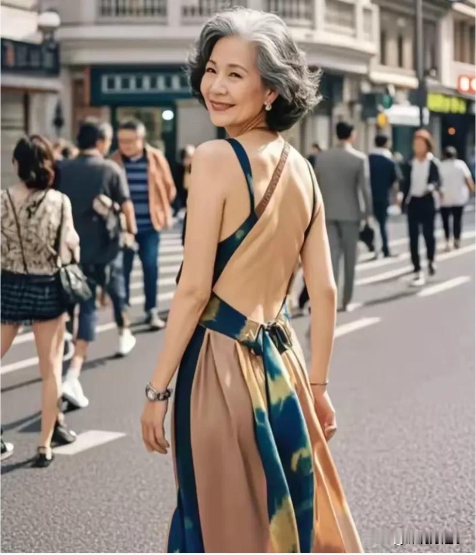 我就想问问大妈，您都这个岁数了穿成这样好意思上街吗？
满头白发，满脸褶皱，穿件露