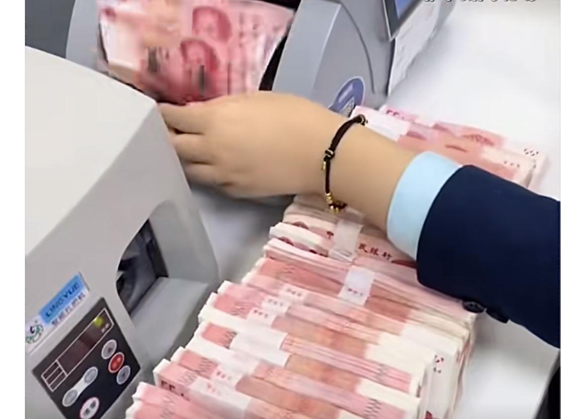 2021年7月，内蒙古某银行员工孟某芝利用柜台操作之便，私自转走11名储户共计2