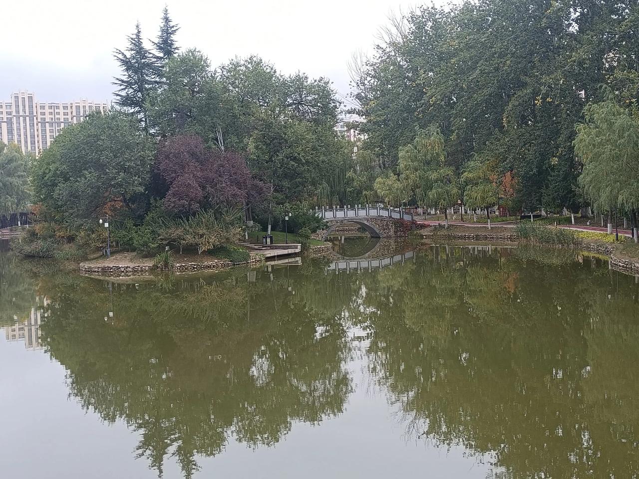 #为何现在的老年人相貌越来越丑#
一个让人纳闷的现象是，举目望去，遇到的老年人相