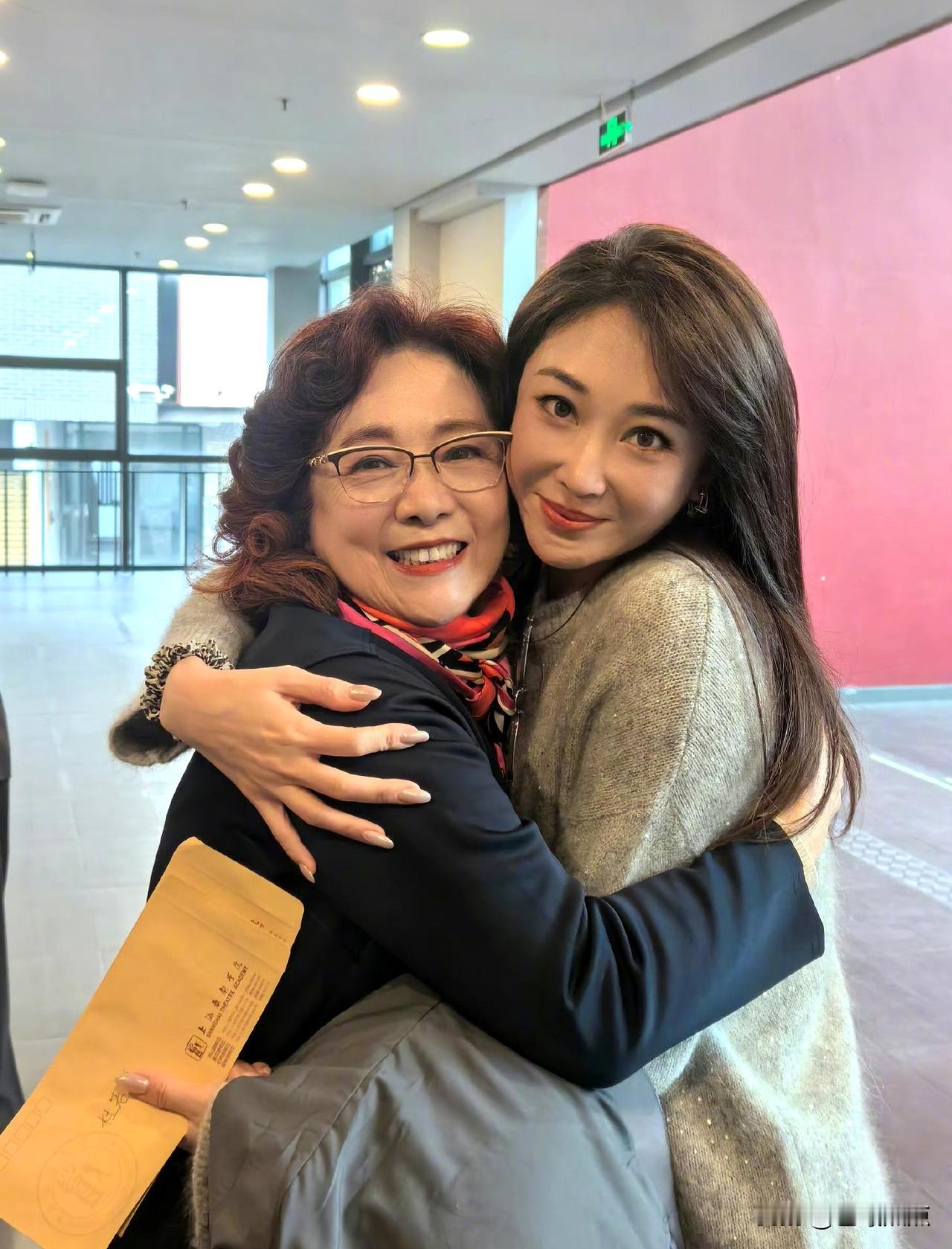 近日，在上海戏剧学院80周年校庆活动中，这两位不同年代的校友相遇，亲密合影。
年