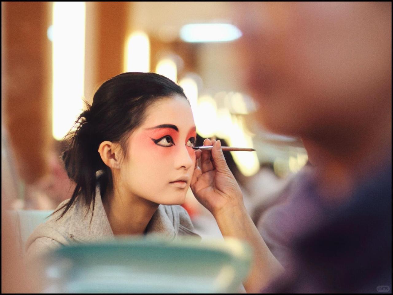 开始听营销号说 “李沁不好好学昆曲进娱乐圈，是忘本”，下意识就带了偏见；结果《花