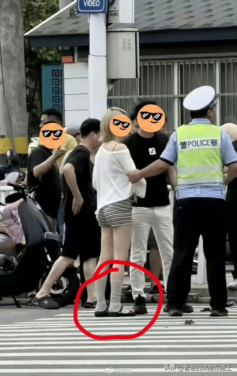 她认为她保险数额买的够高，让警察赶快处理，自己还要送小孩，还认为自己可以走，认为