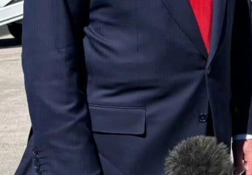 特朗普受访时，腰间有个方形凸物，看着不像皮带。好事者都在揣测那是啥玩意。 ​​​