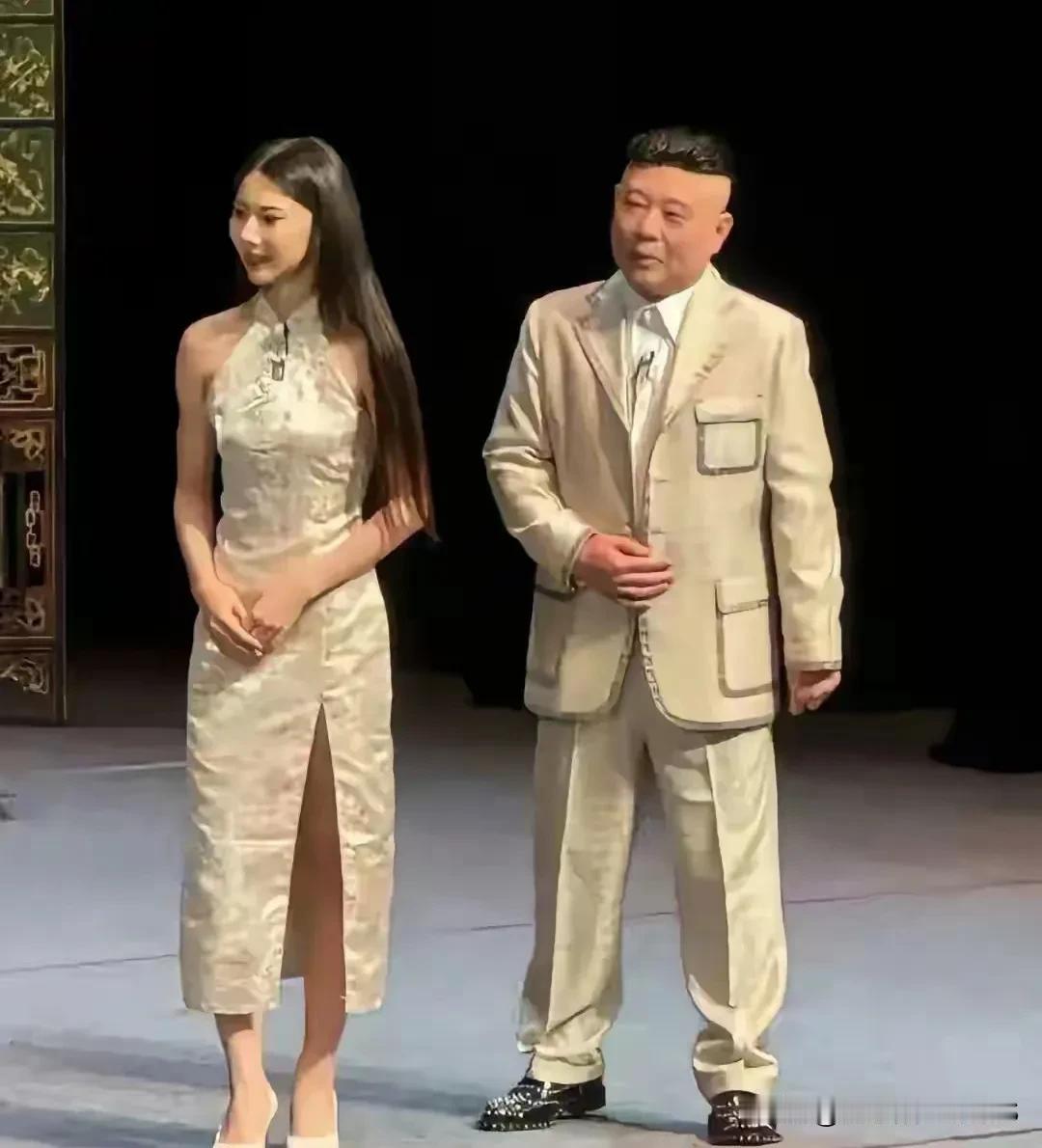 老郭这面相、气质、身材，说真的，穿起僧袍、唐装来真是别有一番风味。再配上一串手串