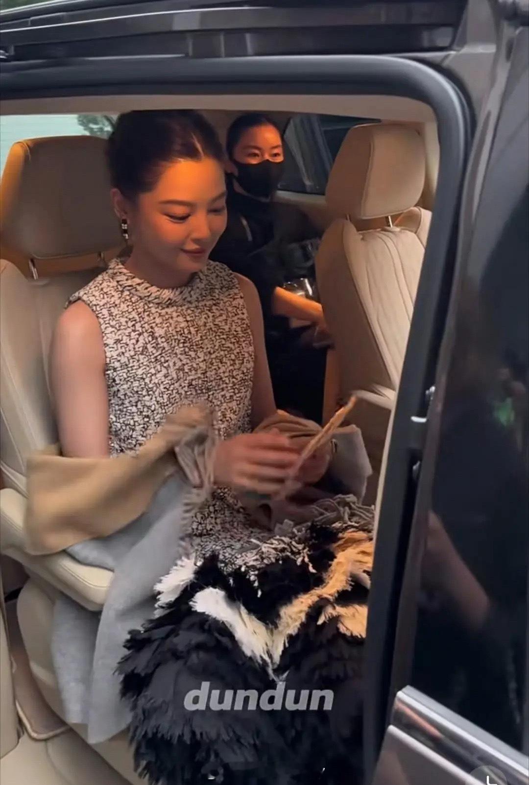 辛芷蕾上影节开幕式上身香奈儿高定 