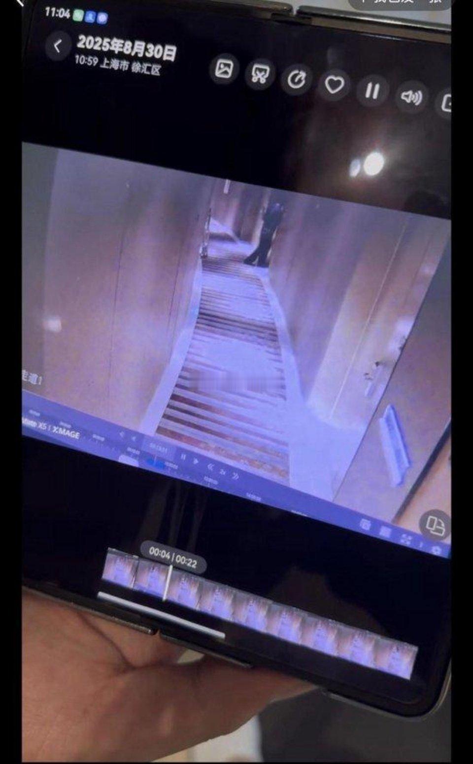 情侣裸睡遭陌生人闯入酒店拒道歉浙江宁波象山，一对情侣入住电竞酒店，深夜裸睡休息时