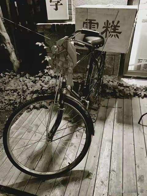 现在的80后，好像都有一种“时间错位的感觉”！明明已经四十出头，白发一年比一年多