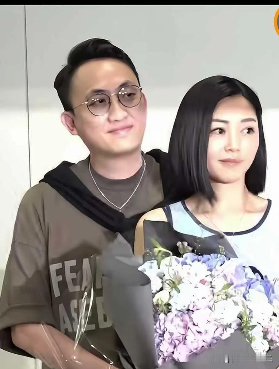 这是卫诗雅老公，满脸心疼地来接卫诗雅，她独自来北京参加百花奖，嘴巴缝了51针太坚