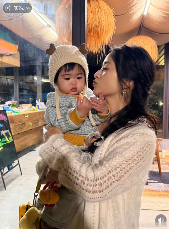 沈月接客像在接生 亲爱的客栈沈月也太有梗了吧！接个客整得跟接生似的，紧张感直接拉