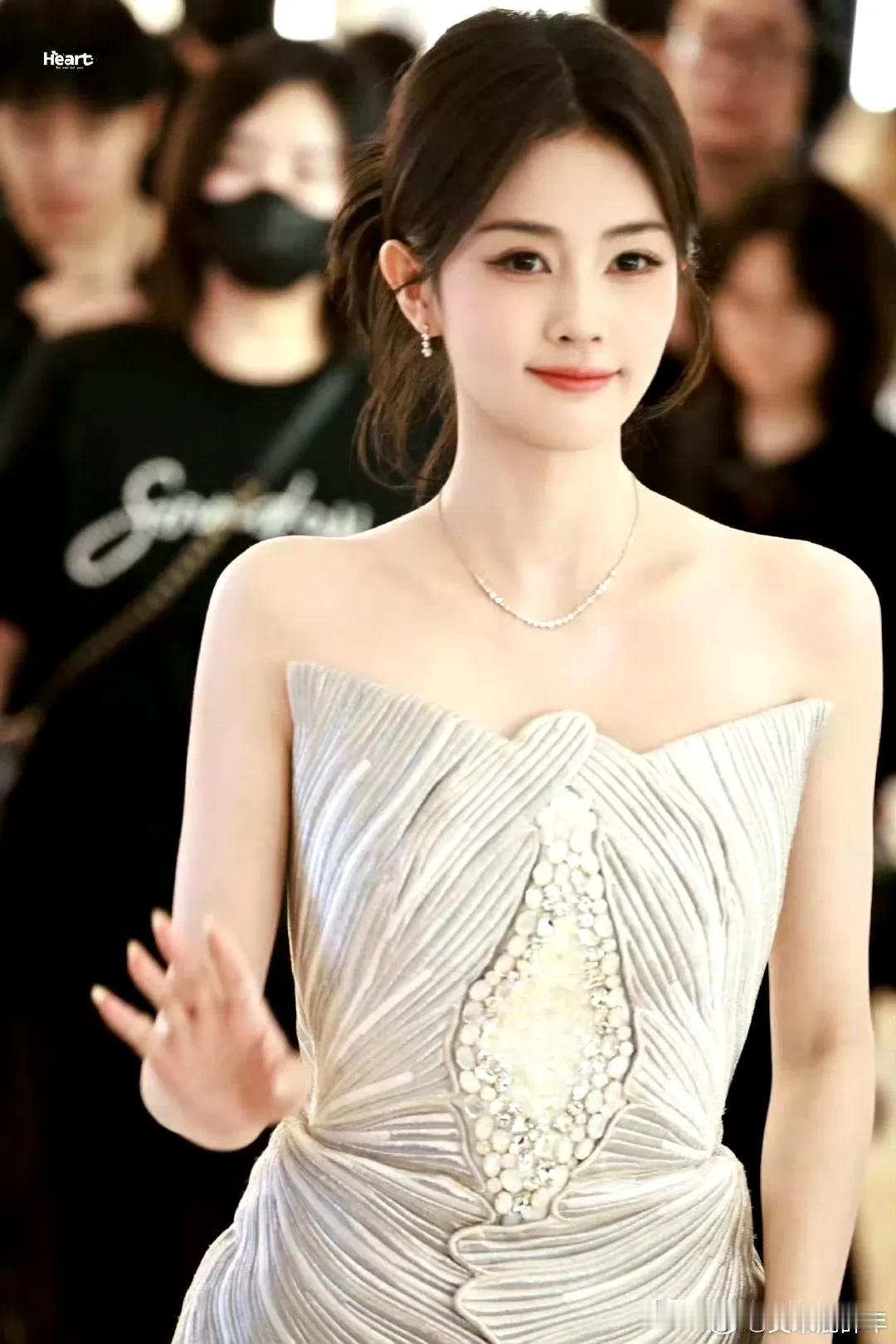 白鹿美貌大赏😻路人镜头下的生图视频比精修还美还有天理吗😇“牛奶皮肤白梦妍”太