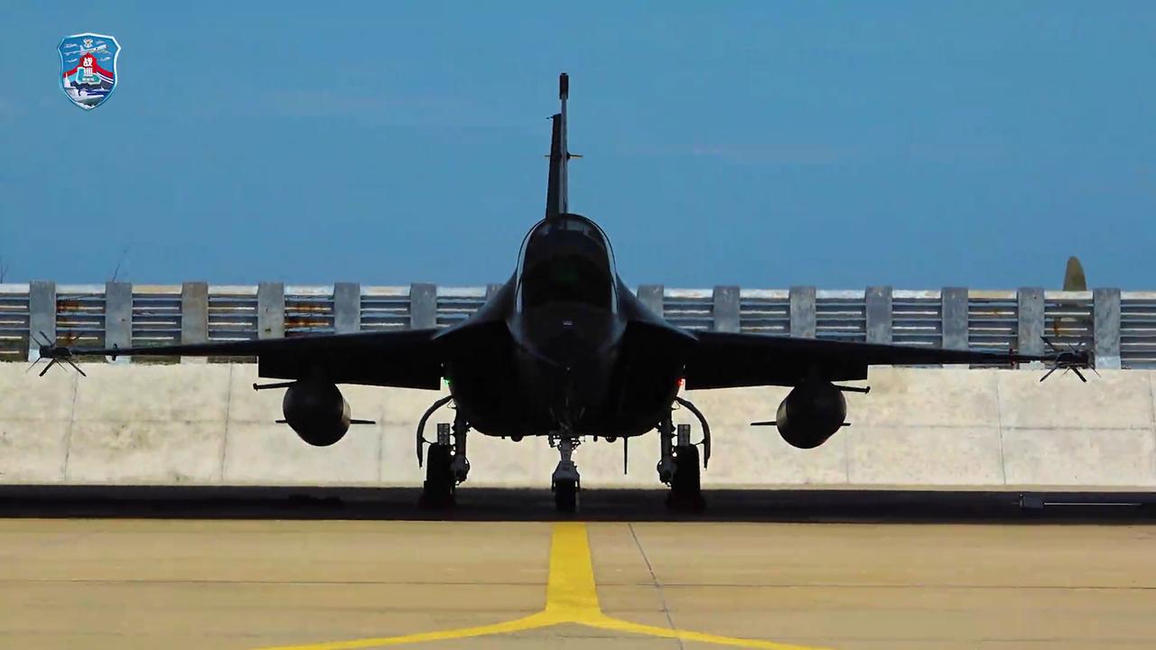 黄岩岛上空的“鹰”，教练-10“猎鹰”挂霹雳-5实弹警巡黄岩岛，不是蓝色训练弹一