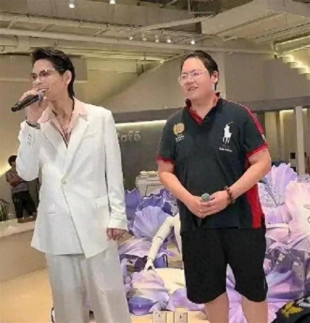 向佑出行被偶遇！路人曝其谦和有礼，直言一点也不胖，穿搭时尚了 