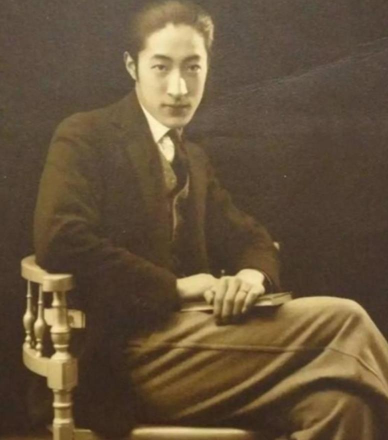 1962年，一位嘴唇、脸庞紫得发黑，头发全白、牙齿掉光，瘦到脱相的老人，在上海监