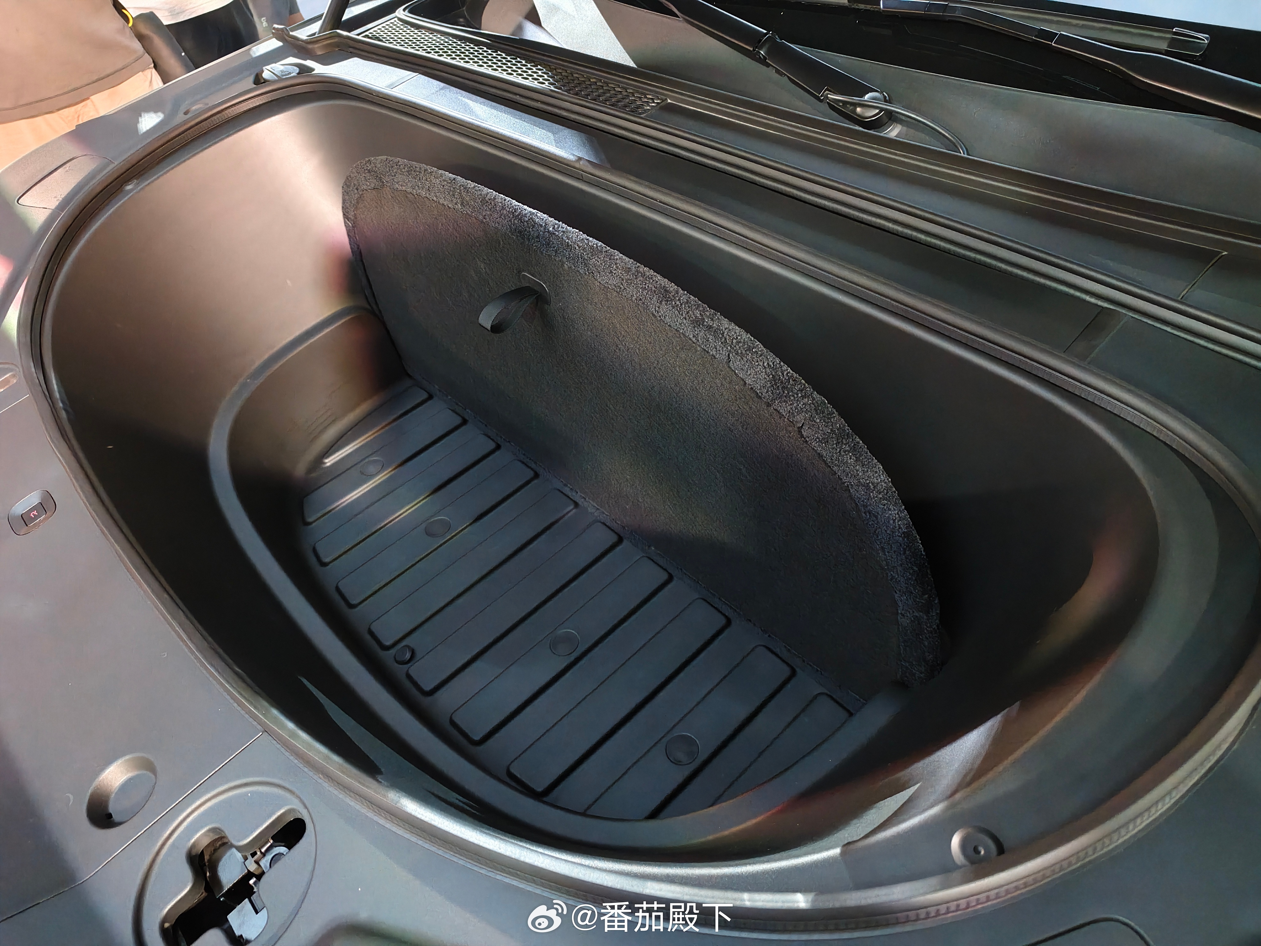 腾势N8L这前备箱也太大了……双层设计。[允悲][允悲][允悲] ​​​
