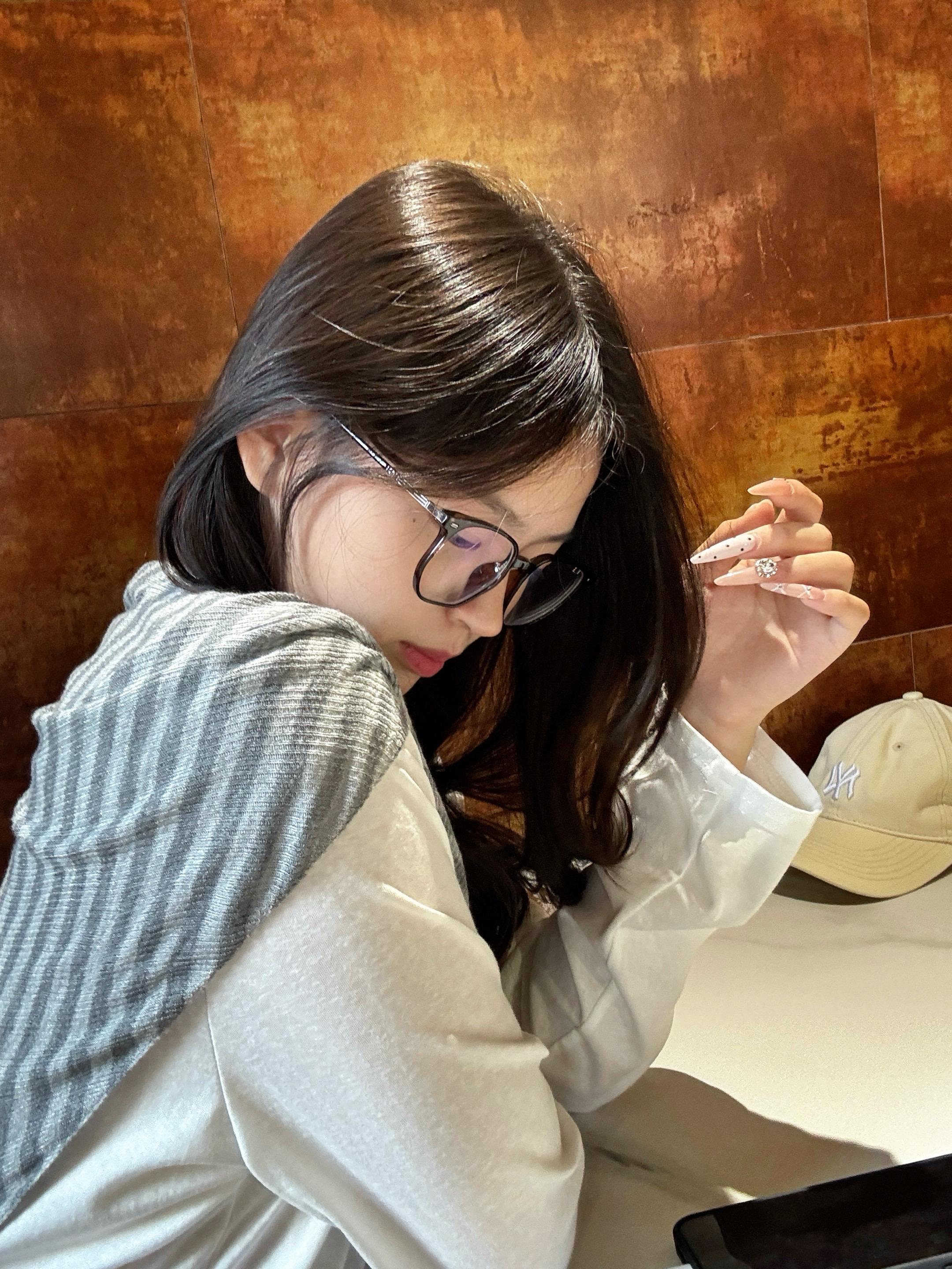 本来想借个火的 但是低头看见你弯弯的睫毛 圆嘟嘟的脸 算了 借个以后吧