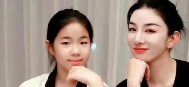 毒贩之女凭什么出道？缉毒警家属：我们的孩子连名字都不敢用！
一个12岁小丫头片子