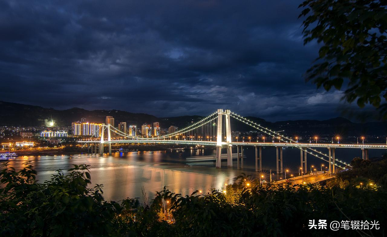 周末避暑新选择：重庆市民算经济账
周末傍晚的重庆市彭水苗族土家族自治县西高铁站，