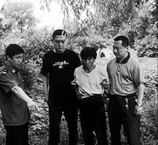 1998年12月4日，一个身高仅有一米五八的瘦小男人刚刚从劳教所被提前释放，他没