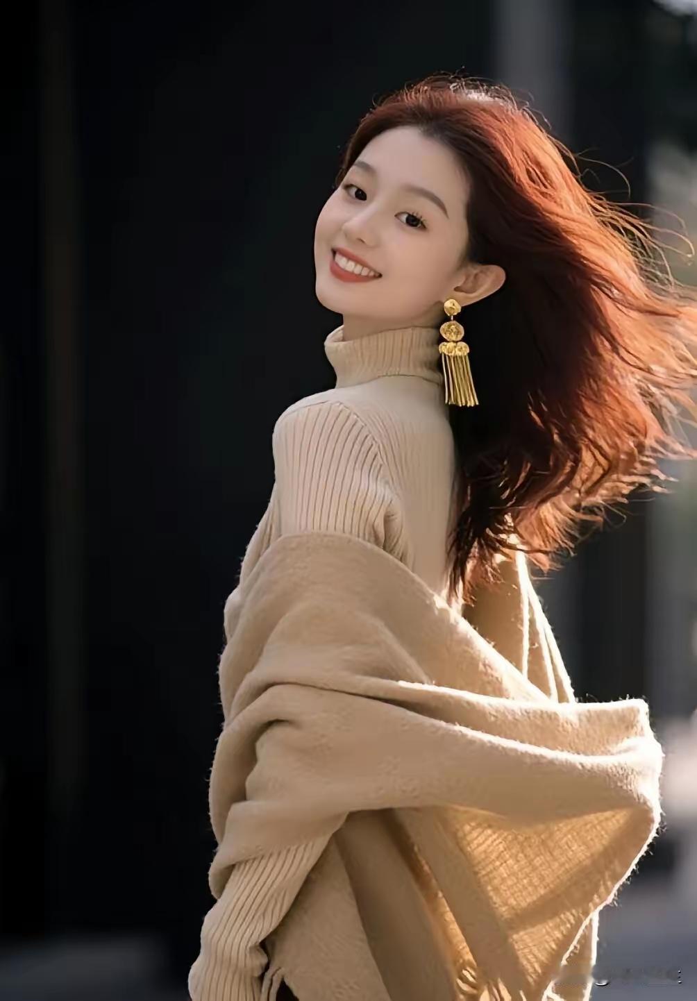 秋日暖阳下，温柔红发少女，金耳环闪耀，暖意满满。